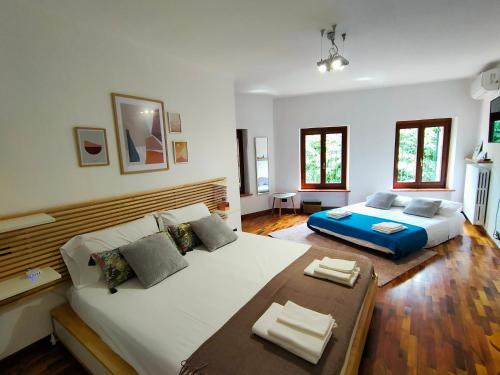 Marano di ValpolicellaにあるMaregnago Relaisのベッドルーム1室(ベッド2台付)、テーブル2台付きのベッドルーム1室が備わります。