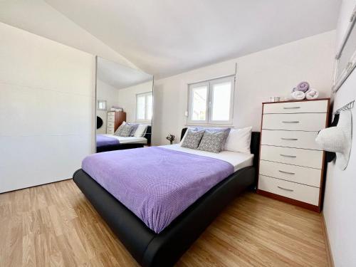 1 dormitorio con 1 cama y vestidor en Penthouse Apartment LUX with a panoramic view, located on the beachfront of Ciovo-Trogir, en Trogir