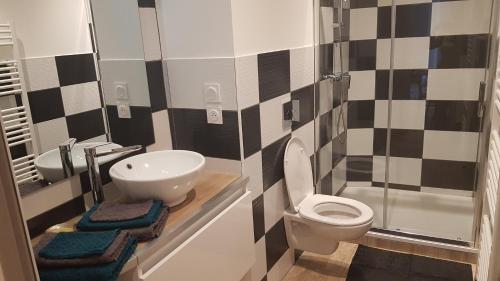 une salle de bain avec toilettes et lavabo dans l'établissement Chez Mélissa, à Millau