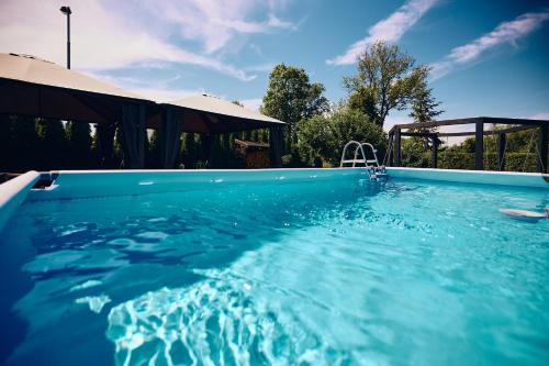 Bazén v ubytovaní Apartament Szczecinek - Spokojna okolica alebo v jeho blízkosti