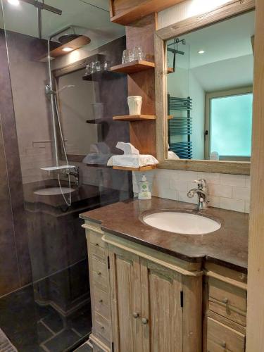a bathroom with a sink and a mirror at Tipi d'Amis in Durbuy
