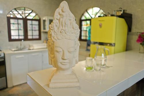 a statue of a head on a counter in a kitchen at Saak Luúm Ruta Puuc in Sacalum