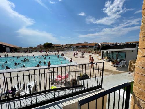 un groupe de personnes dans une piscine dans l'établissement LE SUN SET de la Coudalere, au Barcarès