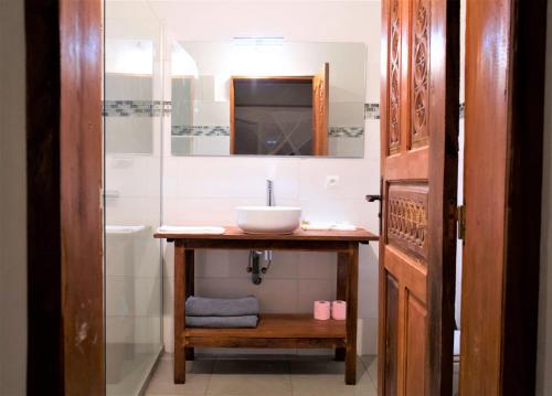 Bilik mandi di Al Camar Lodge