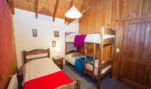 Lliteres en una habitació de Cabañas Pista Uno Ski Village