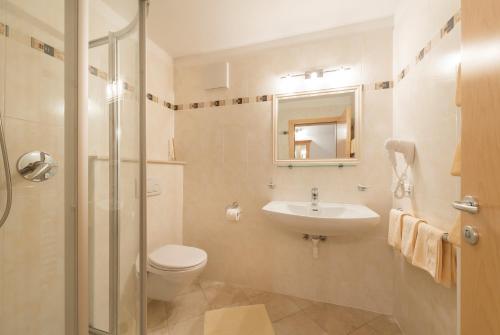 a bathroom with a toilet and a sink and a shower at Residence Speckerhof in Maranza