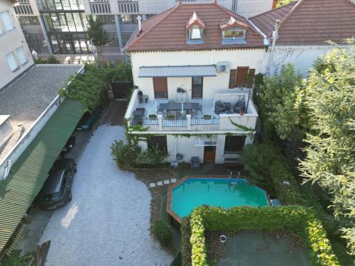 Bazén v ubytování B&B "Clos Feuillat" nebo v jeho okolí