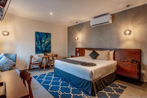 メリダにあるYoussef Exceptionnel Meridaのベッドルーム1室(ベッド1台付)、リビングルームが備わります。