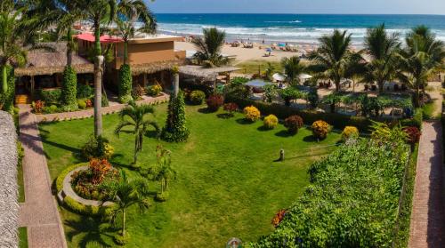 - une vue aérienne sur un complexe avec la plage dans l'établissement Hotel Kundalini, à Montañita
