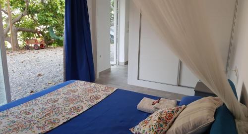 - une chambre avec un lit avec un rideau et une fenêtre dans l'établissement Apartmento Pachamama, à Salobreña