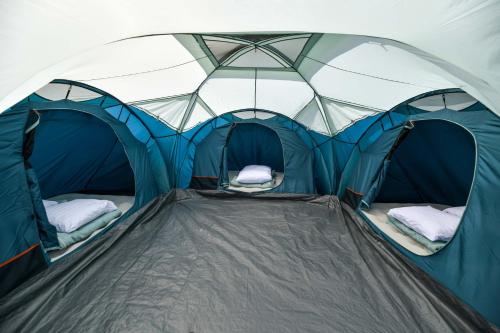 duży niebieski i szary namiot z dwoma łóżkami w obiekcie KempingZator Namioty w Zatorze