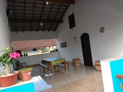 - un salon avec une table et des chaises dans l'établissement Recanto Jubarte (Massaguaçu Caraguatatuba - SP), à Caraguatatuba
