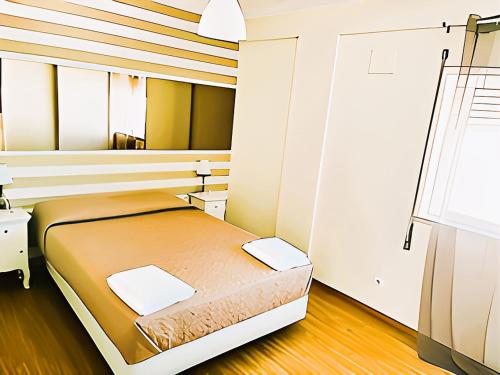 ein Schlafzimmer mit einem Bett in einem Zimmer in der Unterkunft Flat 3 Bedrooms Albufeira in Albufeira