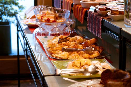 uma linha de buffet com diferentes tipos de alimentos em em Hotel Hernandarias em Santa Fé