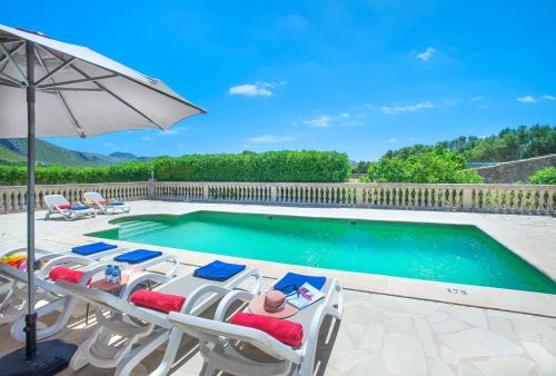 una piscina con sillas y sombrilla en Owl Booking Villa Payeras - 15 Min Walk to the Beach, en Puerto Pollensa