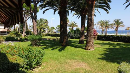 Garden and beach sea view apartment Cannes photo 48