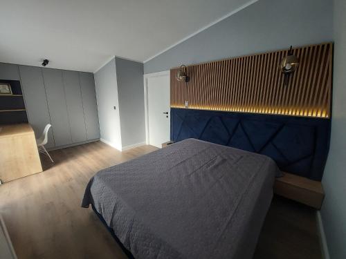 una camera da letto con un letto e un pavimento in legno di Lovely Apartment Ioana a Târgu Neamț