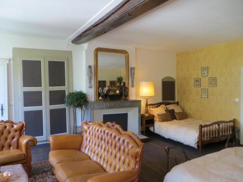 - un salon avec un lit et un miroir dans l'établissement Le Bailli de Montsaugeon, à Montsaugeon