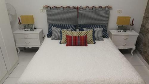 ラスパルマス・デ・グランカナリアにあるCalle Pérez Galdós 20のベッドルーム1室(大型ベッド1台、ナイトスタンド2台付)