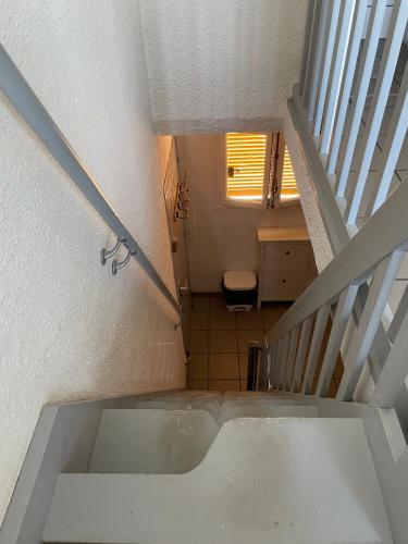 une salle de bains avec un escalier. dans l'établissement LE SUN SET de la Coudalere, au Barcarès