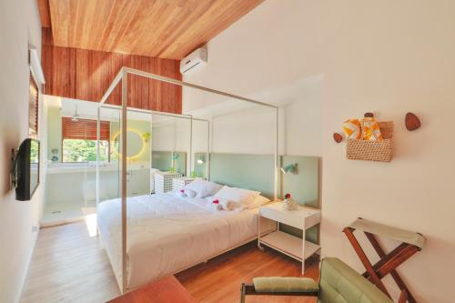 a bedroom with a large bed with a glass wall at Estalagem Bonfim, 351 in Olinda