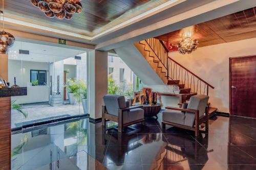 a living room with a glass floor and stairs at Youssef Exceptionnel Merida in Mérida