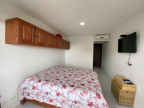 een kleine slaapkamer met een bed en een televisie bij FLAT11MODULO18_MONTECASTELO in Bezerros