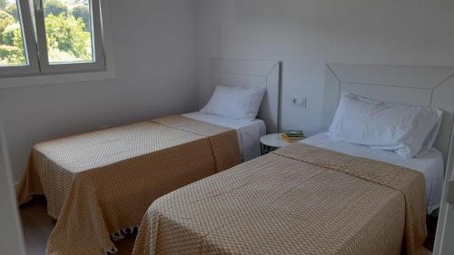 una camera con due letti e una finestra di RAMALLOSA - SABARIS - BAIONA - NIGRAN - GONDOMAR a Pontevedra