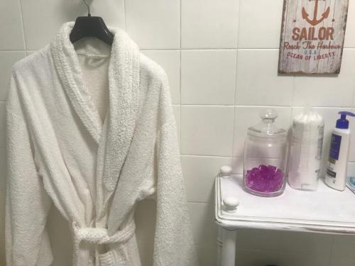 ein weißes Handtuch, das auf einem Kleiderständer im Bad hängt in der Unterkunft Pisovistalegre in Vilagarcia de Arousa