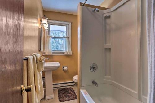 y baño con ducha, lavabo y aseo. en New! Lake & Beachfront Getaway in Poconos!, en Arrowhead Lake