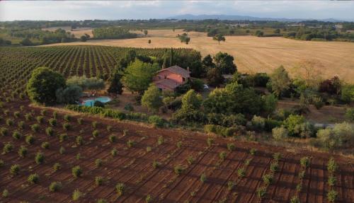 una vista aérea de una casa en medio de un campo en La casa di Francesco Incantevole casale di campagna with pool piscina, en Soriano nel Cimino