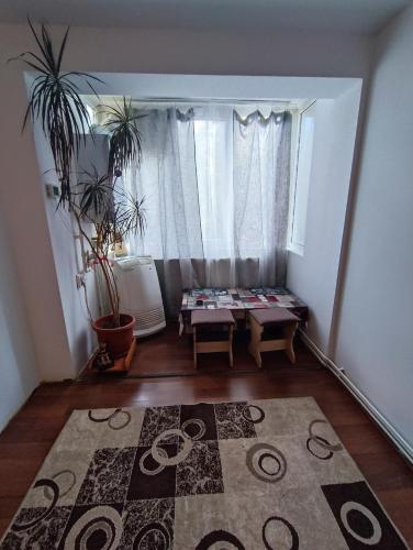 een woonkamer met een tafel en een raam bij Alexia house in Deva