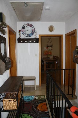ein Wohnzimmer mit einer Uhr an der Wand in der Unterkunft Ferienhaus Lilli in Bendorf