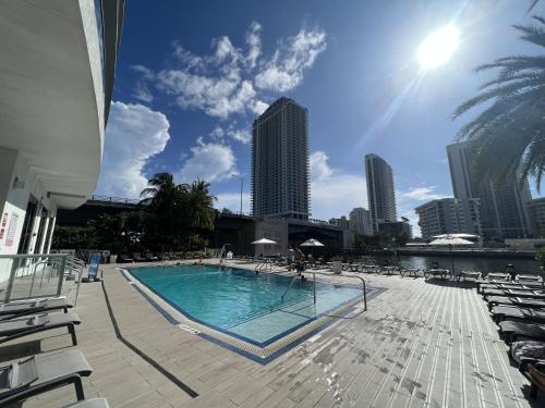 Bazén v ubytovaní 23rd floor Luxury & Spacious BeachWalk Resort Apartment with Amazing View alebo v jeho blízkosti