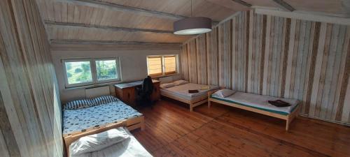 uma vista superior de um quarto com 2 camas em Domek nad jeziorem em Koszajny