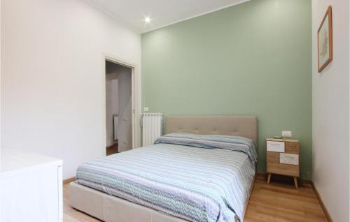 1 dormitorio con 1 cama en una habitación blanca en Stunning Apartment In Santegidio Del M, A, With Kitchen, en Corbara