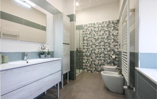 y baño con bañera, lavabo y aseo. en Stunning Apartment In Santegidio Del M, A, With Kitchen, en Corbara