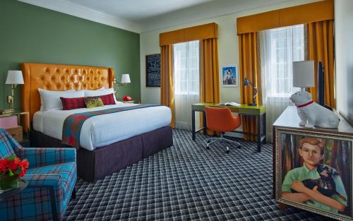 アセンズにあるHotel Abacusのベッドとデスクが備わるホテルルームです。