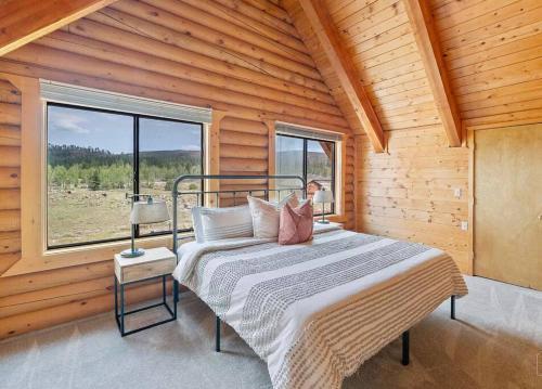 מיטה או מיטות בחדר ב-Large Elegant Reunion Cabin by Lake and Ski Resort