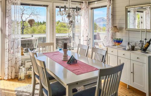 Η κουζίνα ή μικρή κουζίνα στο Pet Friendly Home In Hol I Tjeldsund