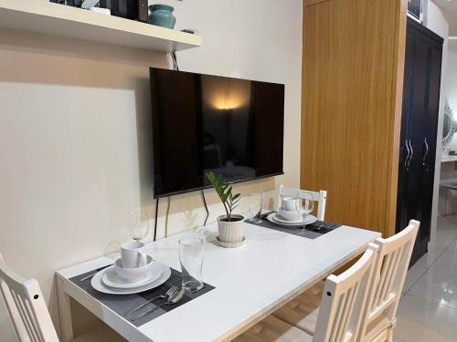 TV a/nebo společenská místnost v ubytování MOA staycation Shell Residences Pasay city darpm