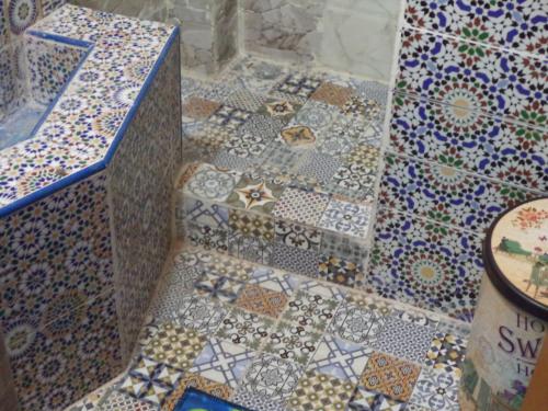 Baño con mosaicos en el suelo de una habitación en Dar Nouzha A, en Fez
