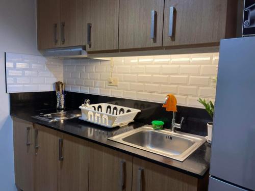 Kuchyň nebo kuchyňský kout v ubytování MOA staycation Shell Residences Pasay city darpm