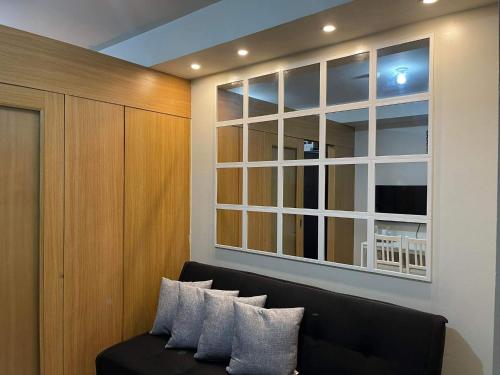 Posezení v ubytování MOA staycation Shell Residences Pasay city darpm