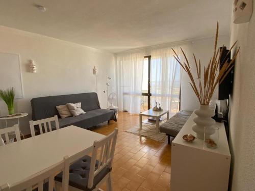 a living room with a couch and a table at Apartamento Aldeia de Marim, Ohao, Portugal, Meerblick in Olhão