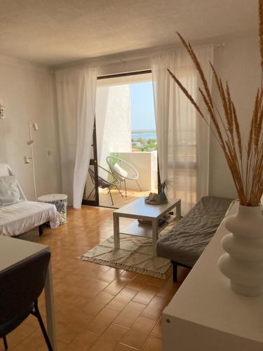 a living room with a couch and a table at Apartamento Santos-Meerblick-Olhao-Algarve in Olhão