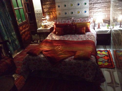 Una cama o camas en una habitación de Dar Nouzha A