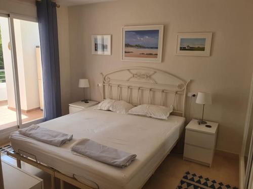 een bed met twee kussens in een slaapkamer bij Los Arqueros Golf lovely condo near Marbella & Puerto Banus in Benahavís