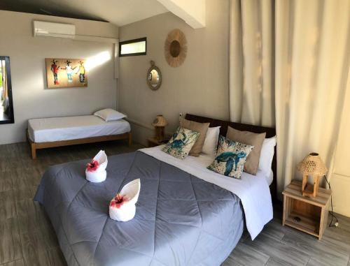 een slaapkamer met 2 bedden en schoenen erop bij Entre Mer et Montagne in Rodrigues Island