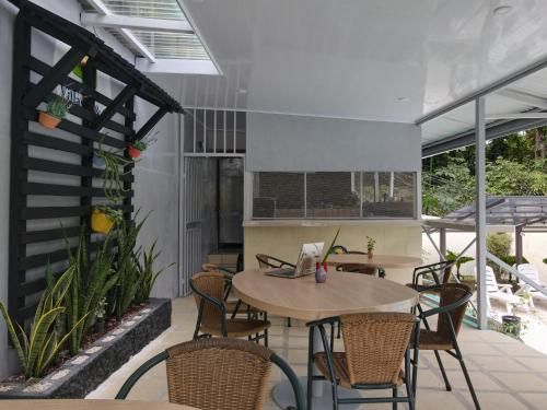eine Terrasse mit einem Tisch und Stühlen auf einer Terrasse in der Unterkunft HOTEL, VILLAS y GLAMPINGS MYA -PUERTO VIEJO, Limon, CR in Puerto Viejo